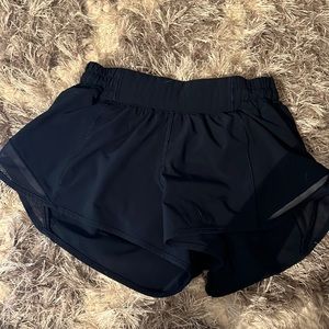 Lululemon Hotty Hot Low-Rise Lined Short 2.5”
